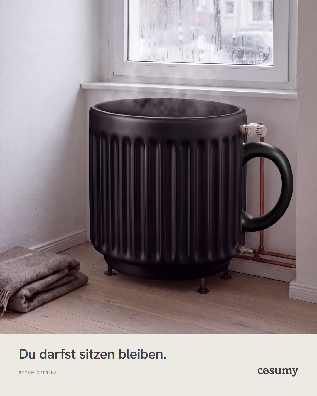 Die gerillte Tasse in Heizkörpergröße, angeschlossen an Ventil und Rohre